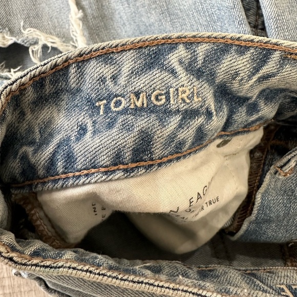 American Eagle Tomgirl Light Wash Destroyed Ripped Straight Leg Jeans - Picture 7 of 9